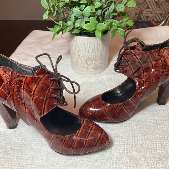 MARC BY MARC JACOBS Patent Leather Printed Pumps - Picture 3 of 11